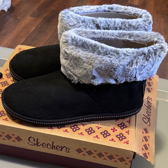 Skechers Women's Black and Gray Faux Fur Boots - Picture 2 of 6